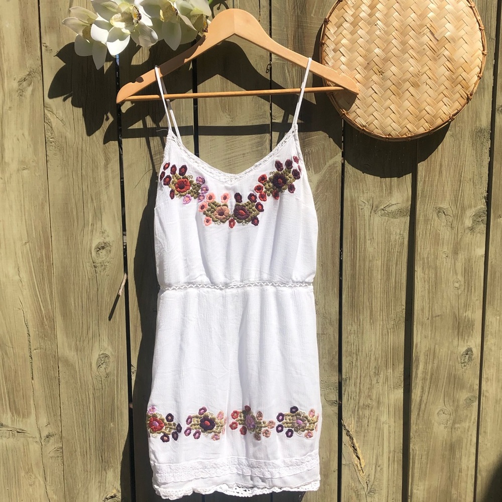 DEX / white flower embroidery/ summer dress!